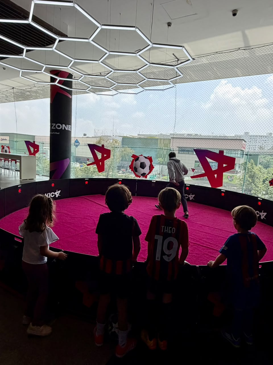 Niños esperando su turno alrededor del equipo circular de Kick Zone