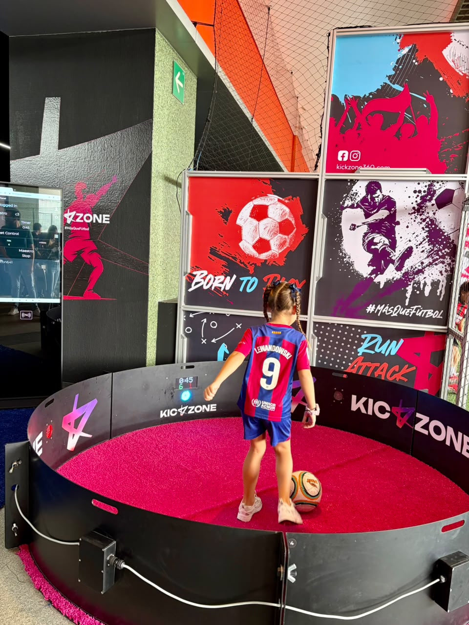 Niño controlando el balón dentro de la estación circular de Kick Zone