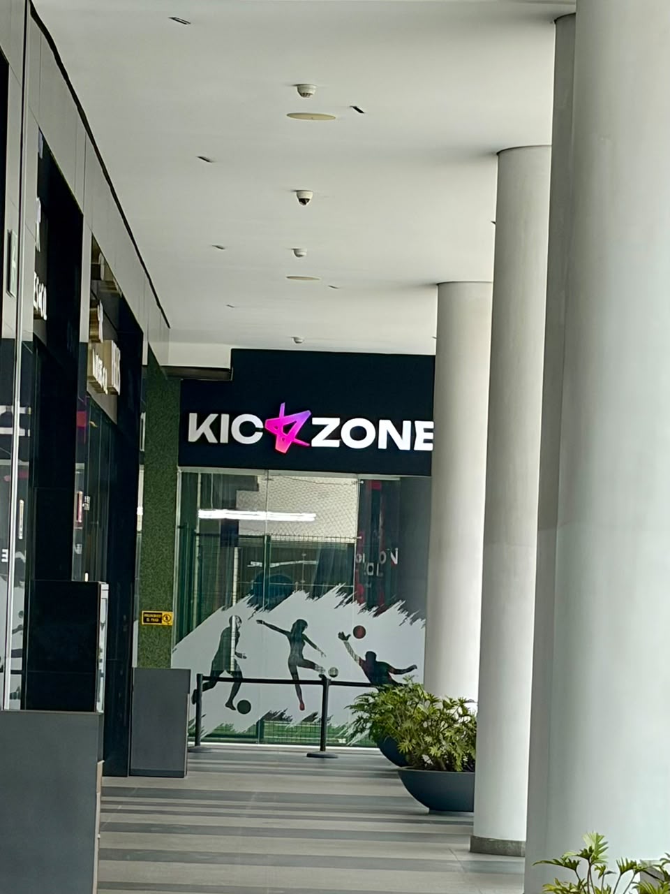 Fachada y letrero de Kick Zone vistos desde el pasillo de The Point Santa Fe