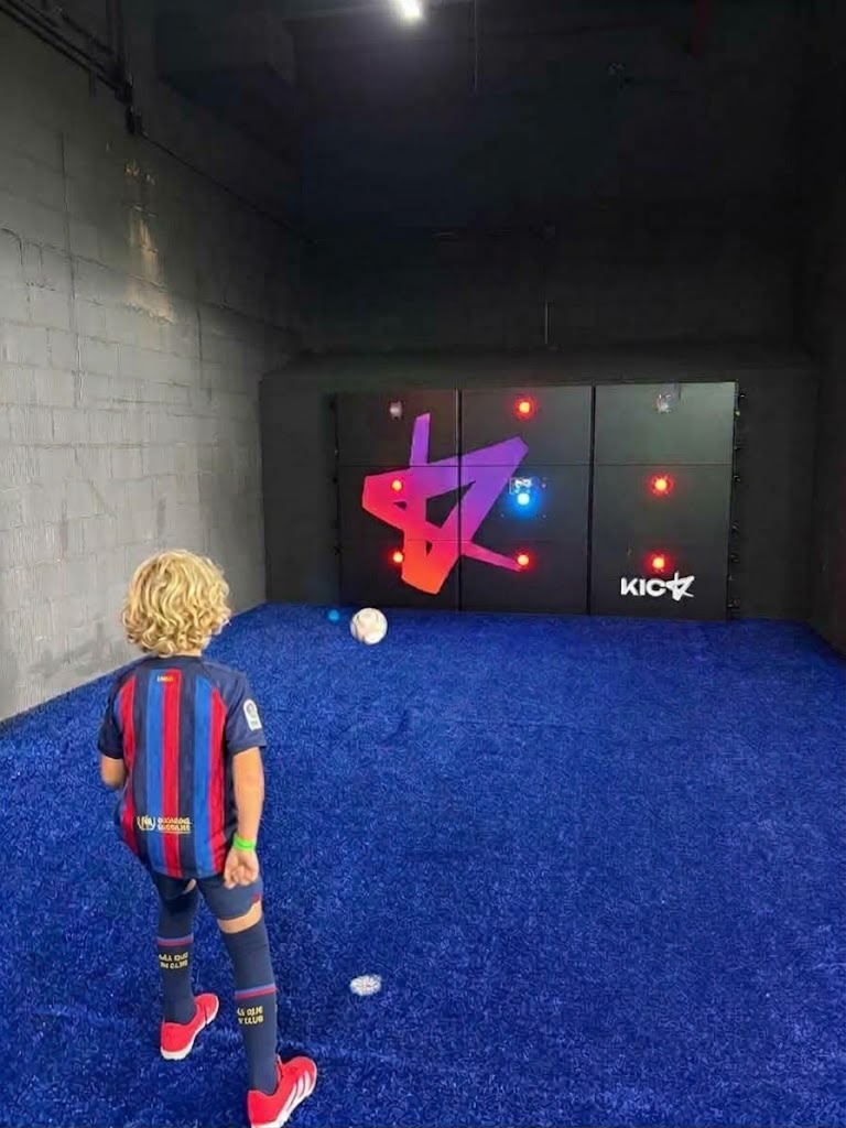 Niño frente a un equipo con objetivos LED encendidos en Kick Zone
